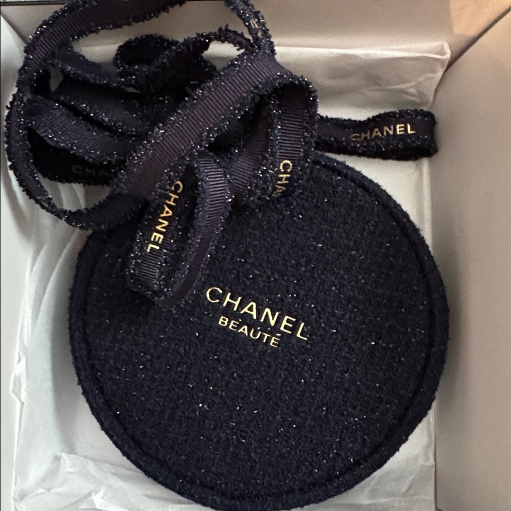 🔥NEW CHANEL Round Makeup Bag w/CHANEL Ribbon & original box - Picture 8 of 9